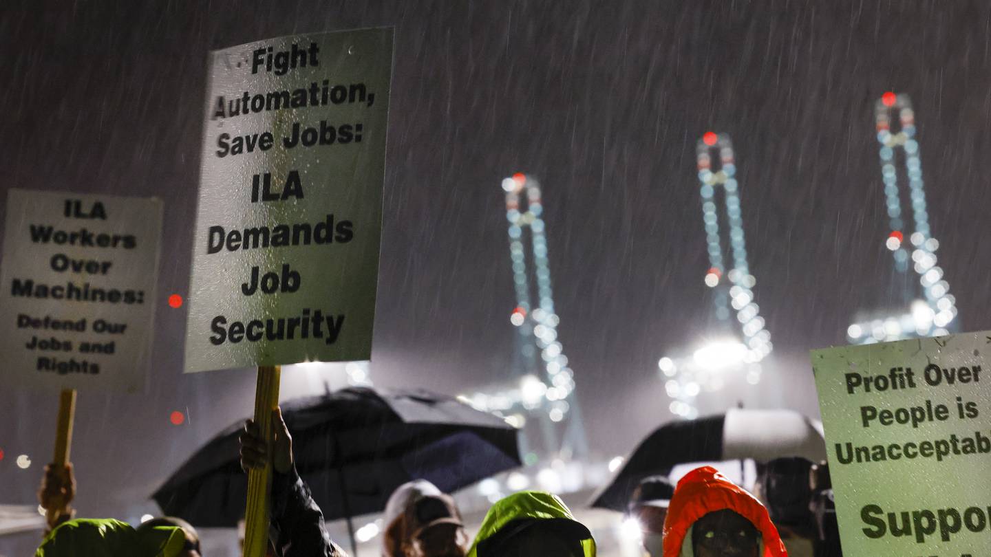 Dockworkers at ports from Maine to Texas go on strike, a standoff risking new shortages  Boston 25 News [Video]