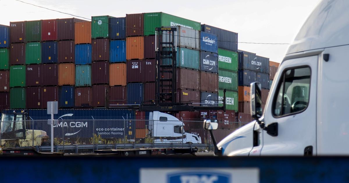 East Coast dockworkers poised to begin port strike [Video]