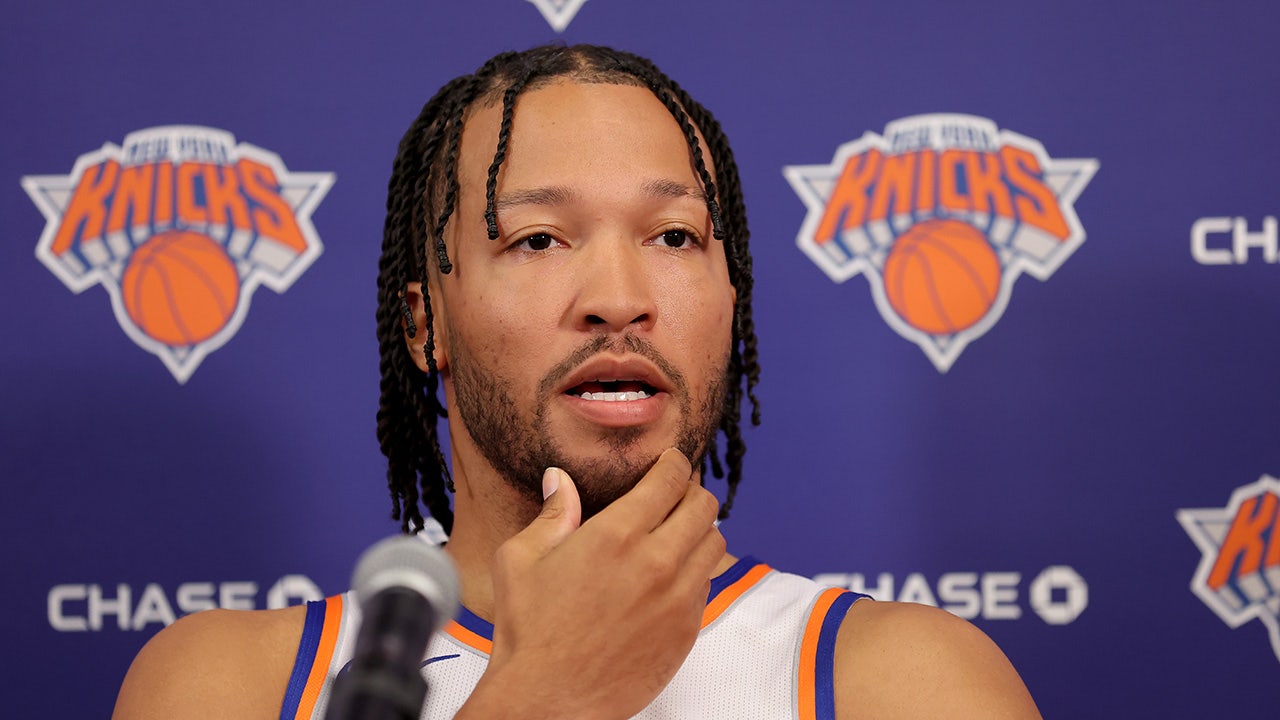 Knicks stars hilariously answer questions about reported blockbuster trade: Whos Karl? [Video]