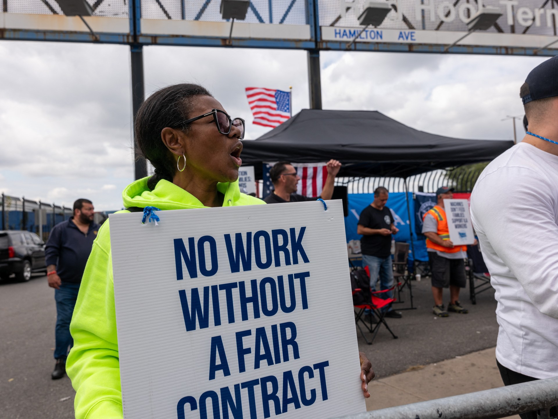 US dockworkers press on with second day of strike, with no deal in sight | Transport News [Video]