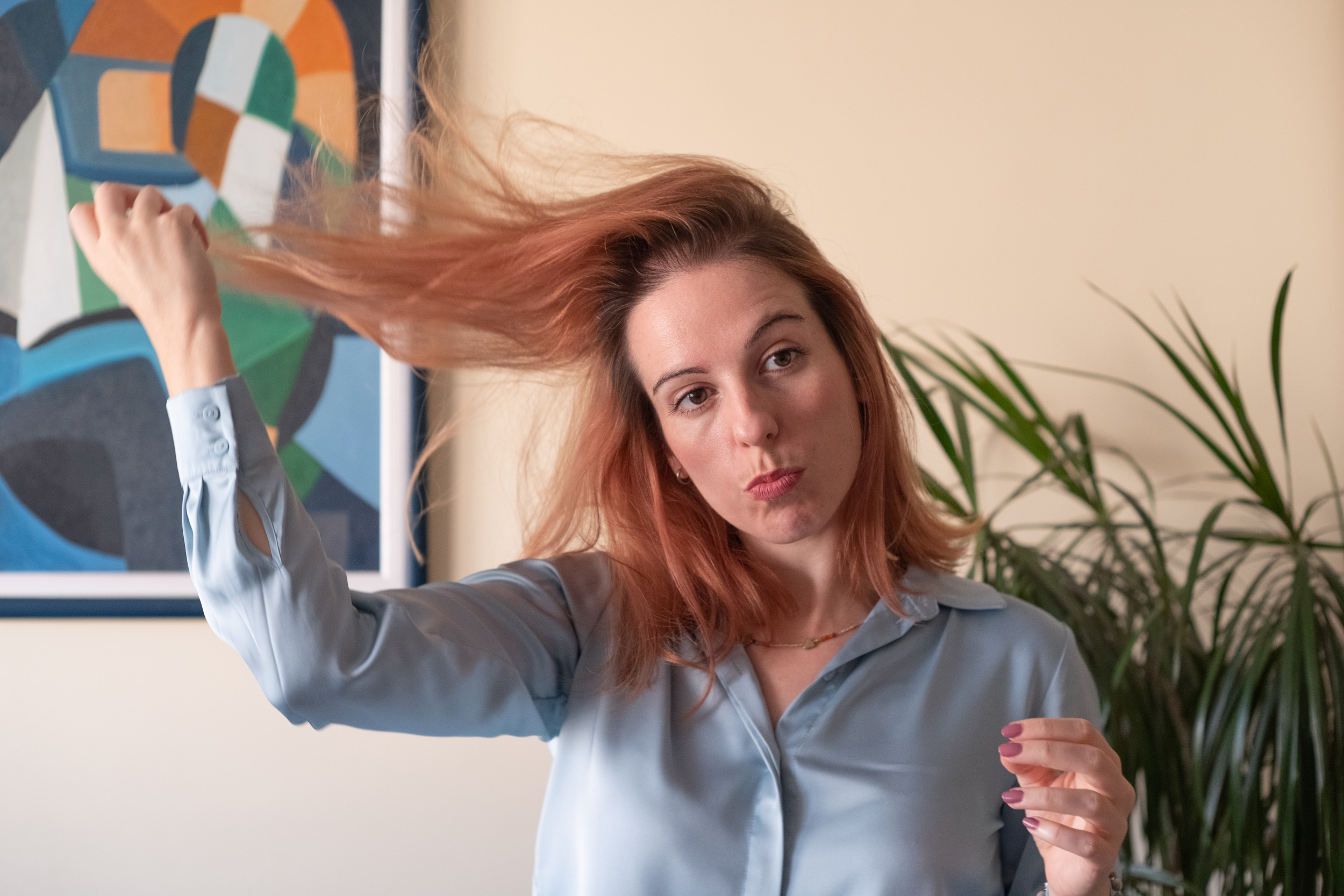 Hysterics Over Woman’s Hairstyle After Hair Tie Snaps on the Way to Work [Video]