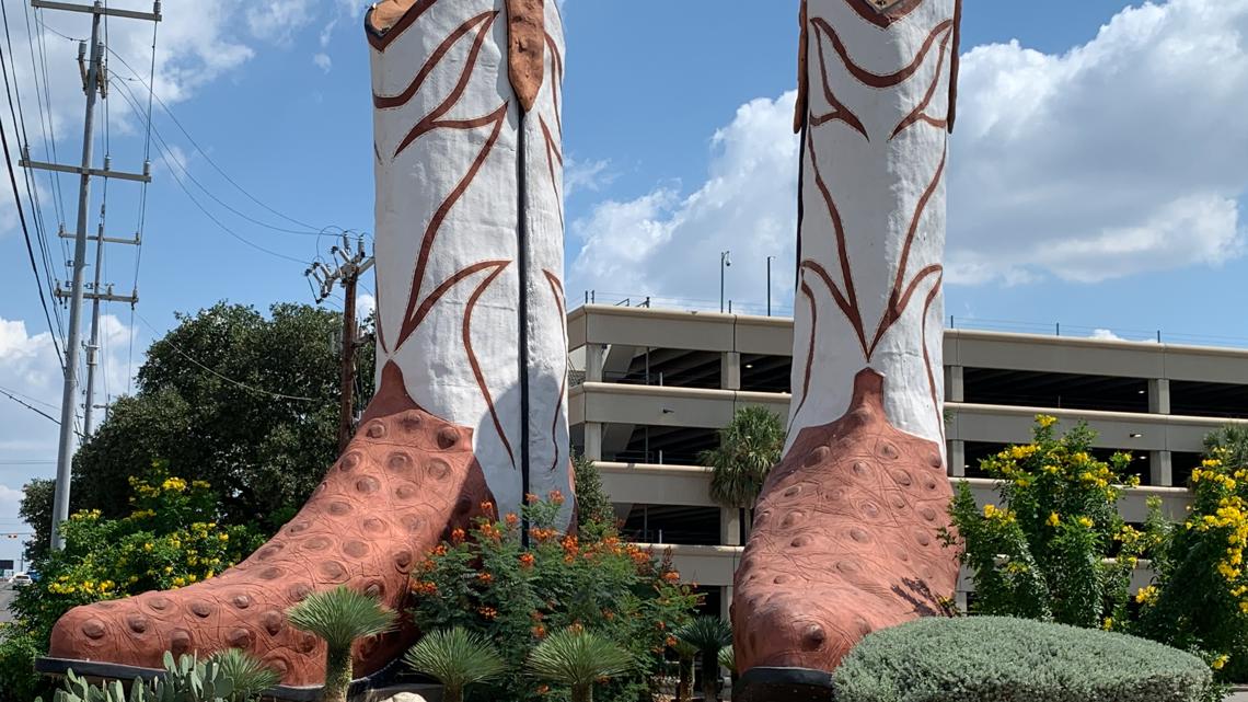 PETA pitches anti-leather sign at famous SA boot sculpture [Video]