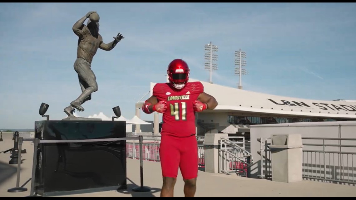 Louisville football wearing Muhammad Ali inspired gold jerseys [Video]