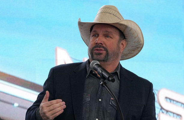 Garth Brooks denies rape accusation made by former stylist [Video]