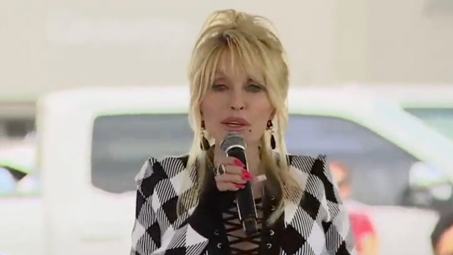 Dolly Parton rewrites Jolene to raise awareness while appearing with Walmart CEO to face Helene-ravaged Tennessee [Video]