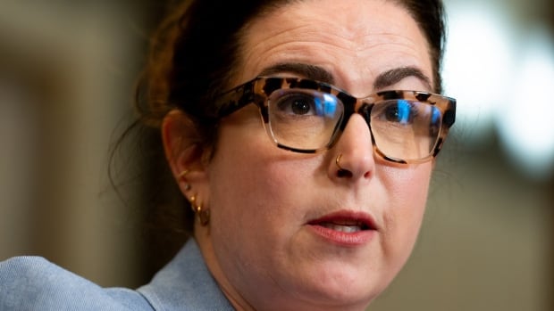 Anti-tobacco groups say Addictions Minister Saks must resign if she fails to ban flavoured vapes [Video]