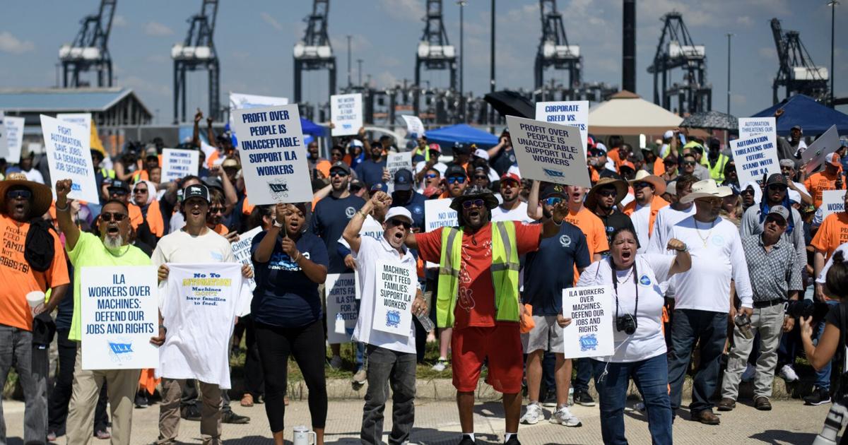 Dockworkers’ union suspends strike until Jan. 15 to allow time to negotiate new contract [Video]