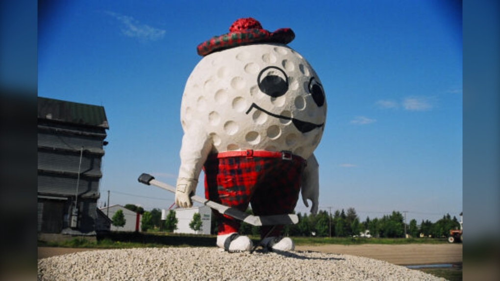 Roadside attractions in Manitoba continuing to draw crowds [Video]