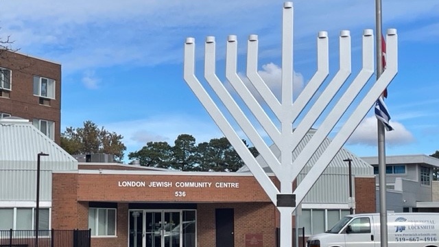 Local Jewish community marks 1-year anniversary of October 7 attack [Video]