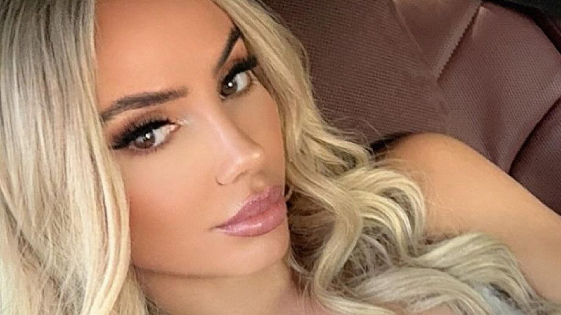 Footballer’s mum who was mistaken for his glamorous Wag stuns in busty selfie leaving fans in disbelief [Video]