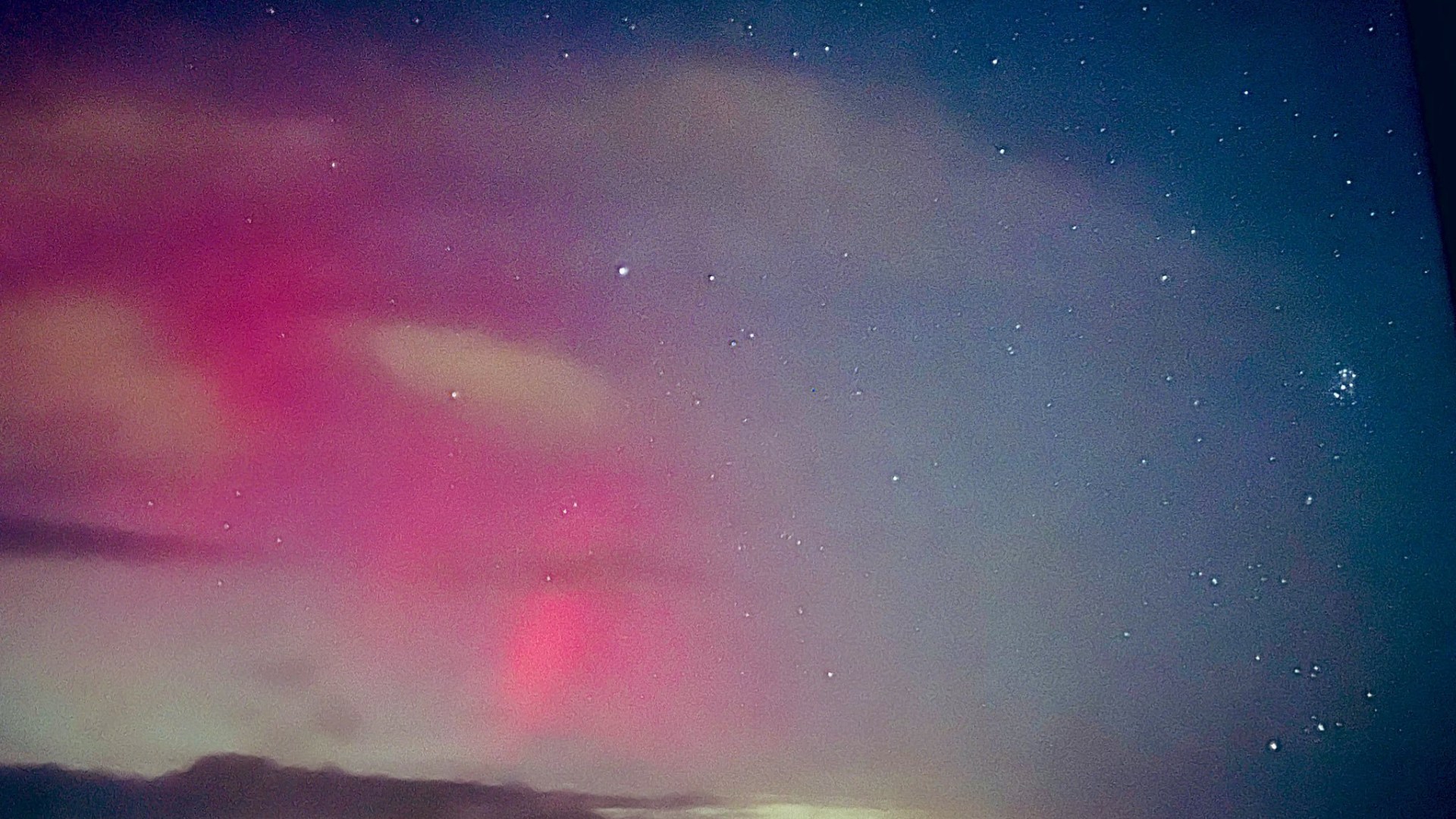 Thousands to see glimpse of Northern Lights & once-a-year meteor shower in Irish skies TONIGHT as Aurora hits overnight [Video]