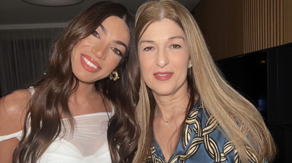 Ivi Adamou poses with her mother at her concert in Bulgaria [Video]