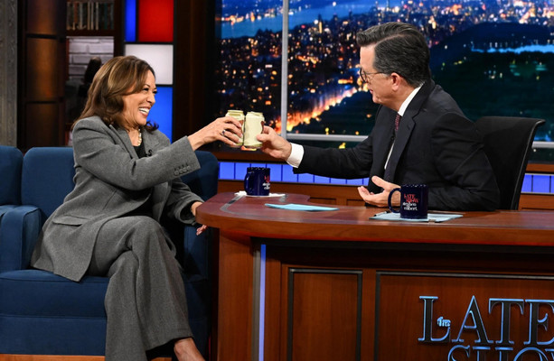 Kamala Harris shares a beer with Stephen Colbert as part of media blitz ahead of US Election [Video]