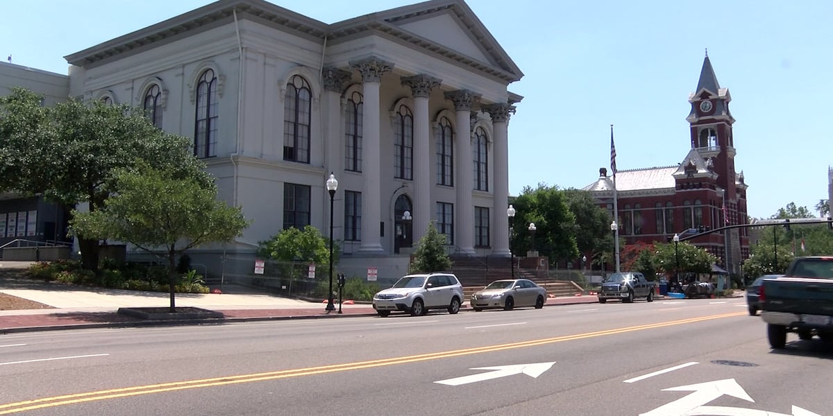 Wilmington City Council holds closed-door meeting [Video]