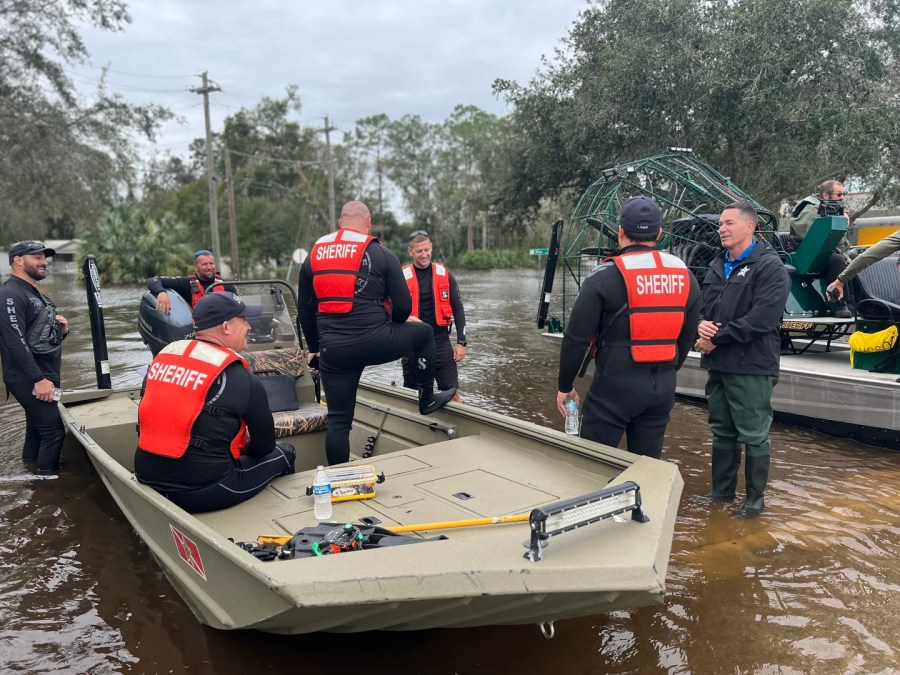 Hillsborough deputies work to rescue people from flooding along Alafia River [Video]