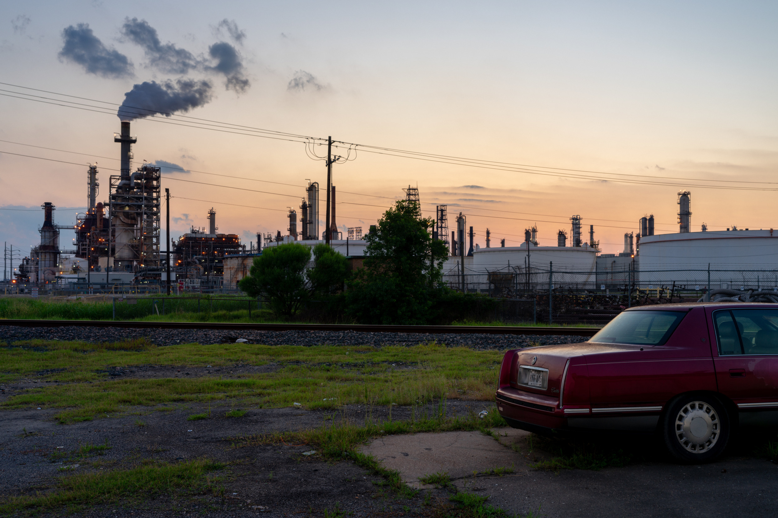 Texas Oil Refinery Leak Kills at Least 2 and Injures Dozens [Video]