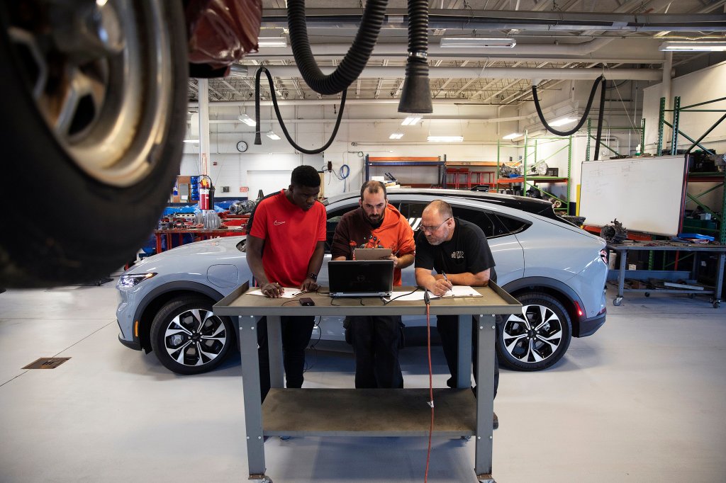 Inside Maines first EV repair class [Video]