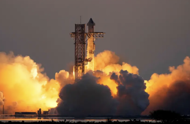 Mechanical SpaceX arms catch returning Starship rocket booster at launch pad [Video]