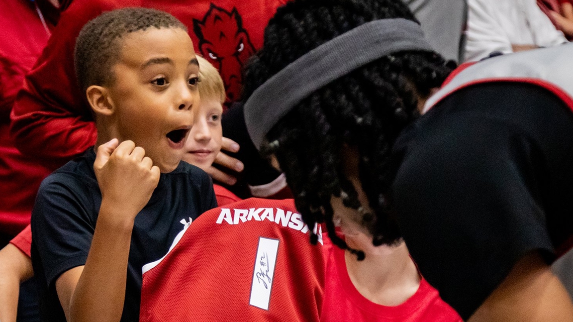 Razorbacks meet fans in Hot Springs before scrimmage [Video]