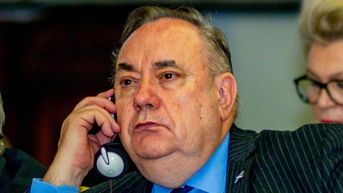 Alex Salmond ‘final words’ just hours before his death are revealed – as new photos show him taking part in conference shortly before he suffered ‘heart attack’ [Video]