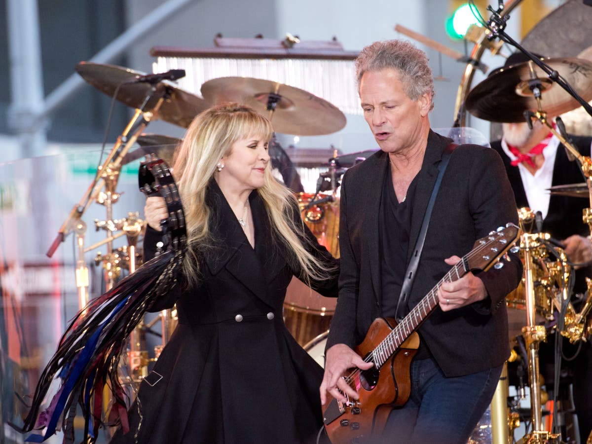 Fleetwood Mac fans speculate after sudden flurry of band activity [Video]