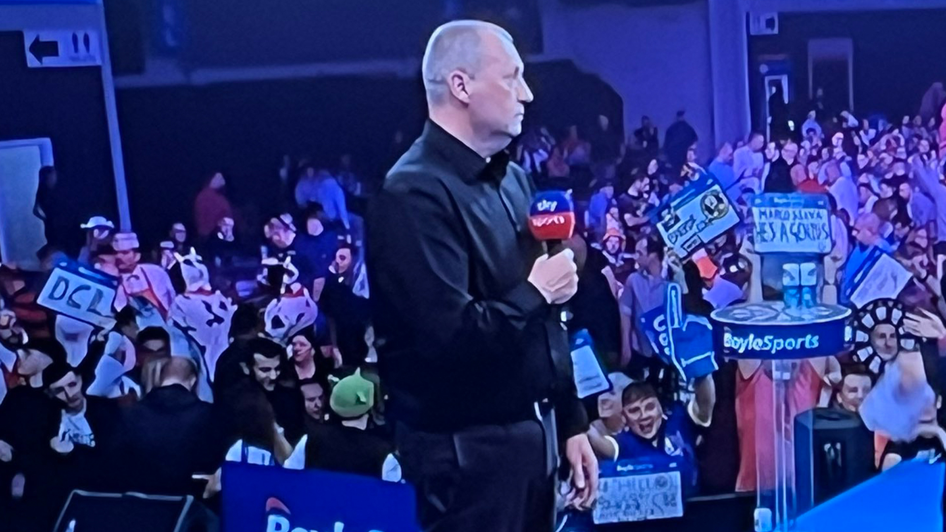 Wayne Mardle’s savage three-word response after darts fan’s girlfriend calls him a ‘fat Steve Davis’ [Video]