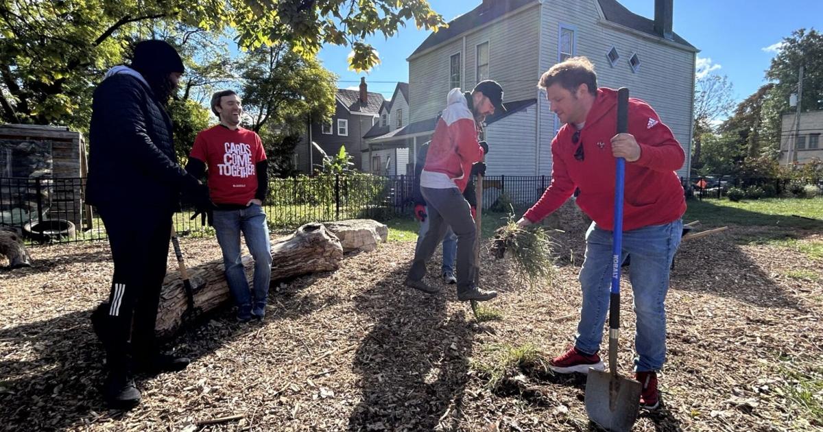 UofL volunteers complete service projects in Louisville’s Parkland neighborhood | Local News [Video]