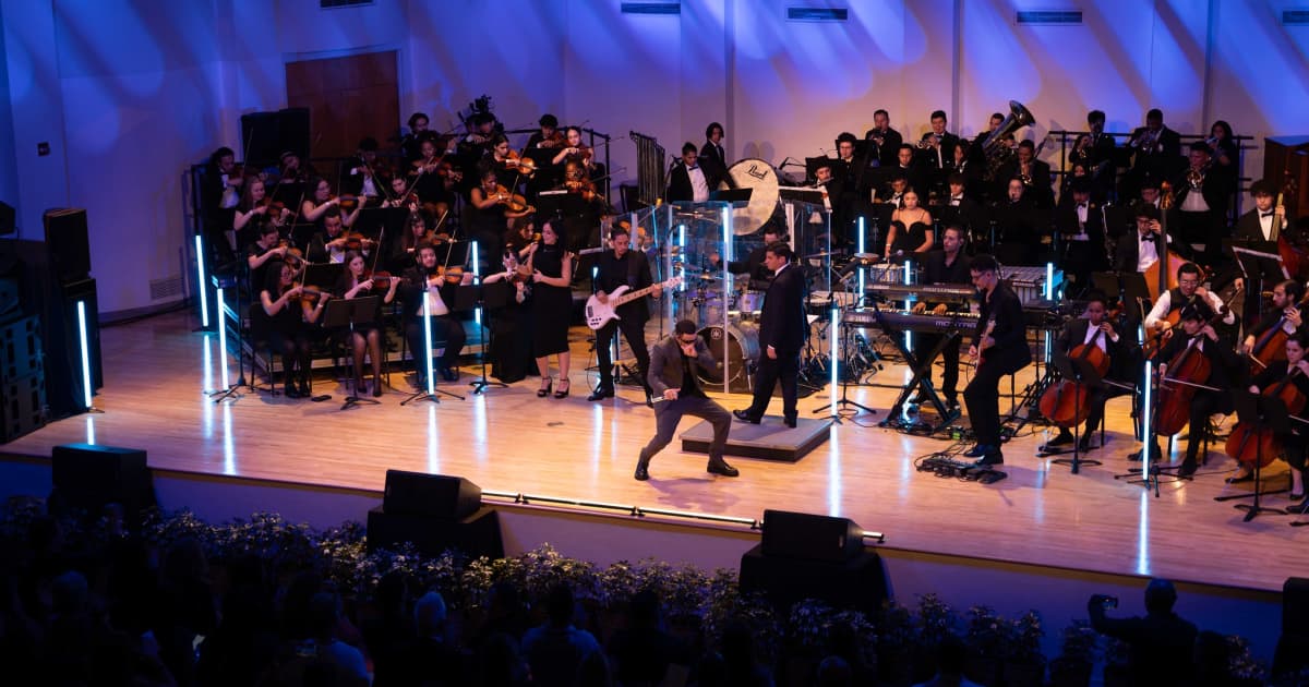 A blockbuster night: student orchestra plays back up for Latin Grammy-winning singer at album-release concert | FIU News [Video]