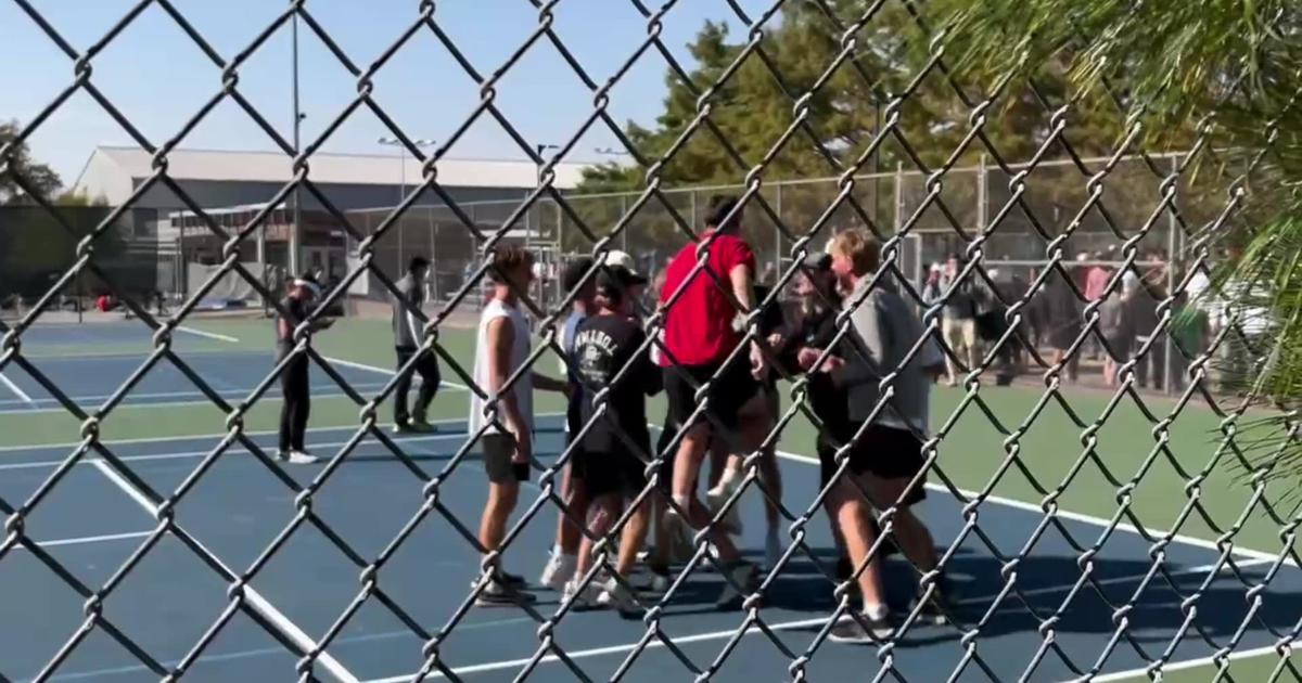 Royce Klucas celebrates Class B tennis title with Waverly teammates [Video]