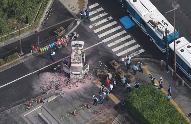 Headquarters of Japan’s ruling party attacked with firebombs before car crashes into PM’s home [Video]