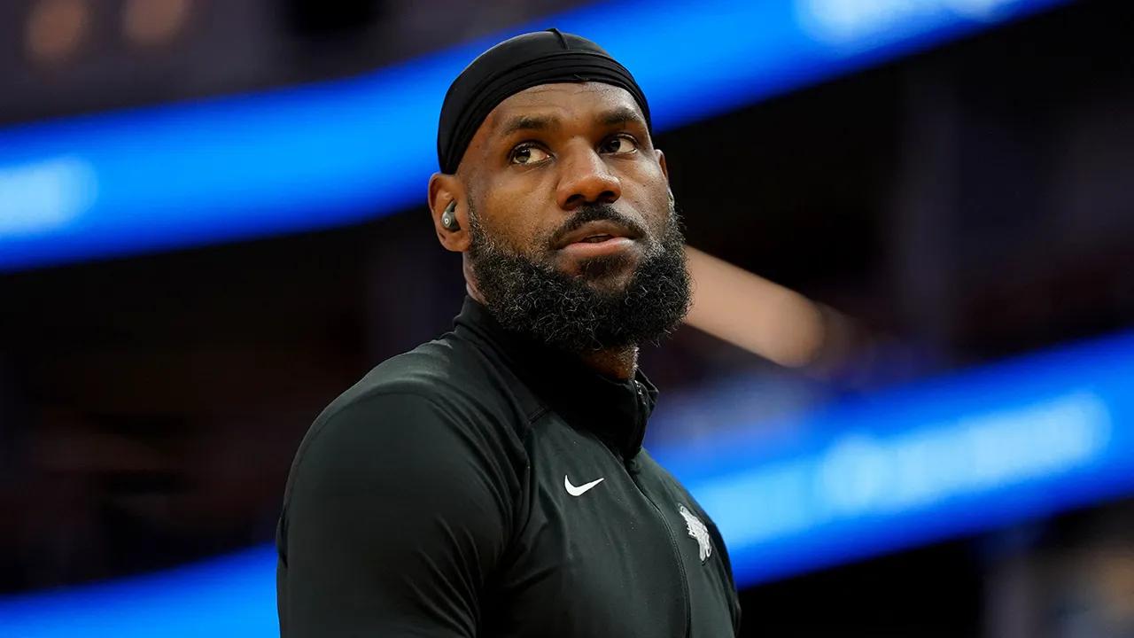 LeBron James calls out ‘lame’ Browns fans who booed Deshaun Watson following injury [Video]