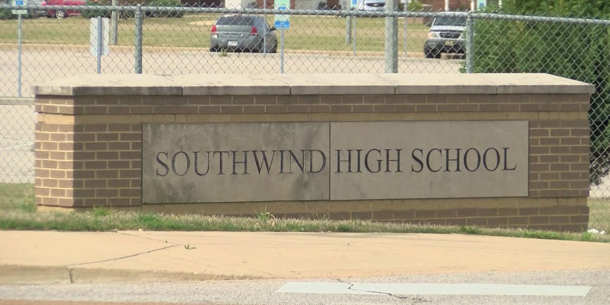 Southwind High requiring parents to attend sporting events with students [Video]