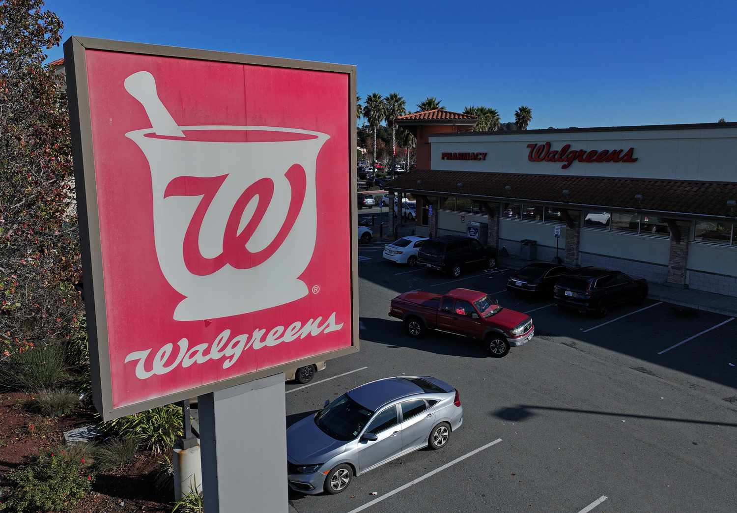 Walgreens Stock Slides as Analysts Question Store-Closure Impact [Video]