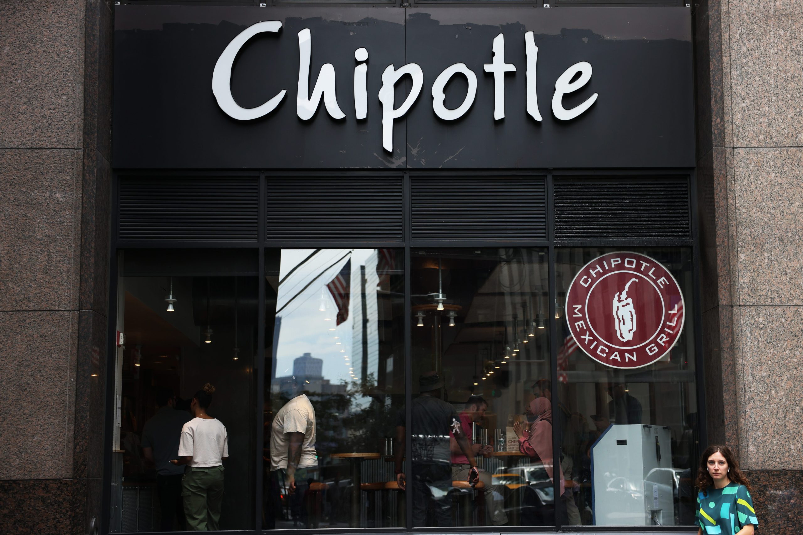 Chipotles new AI recruiter aims to cut hiring time by 75% [Video]