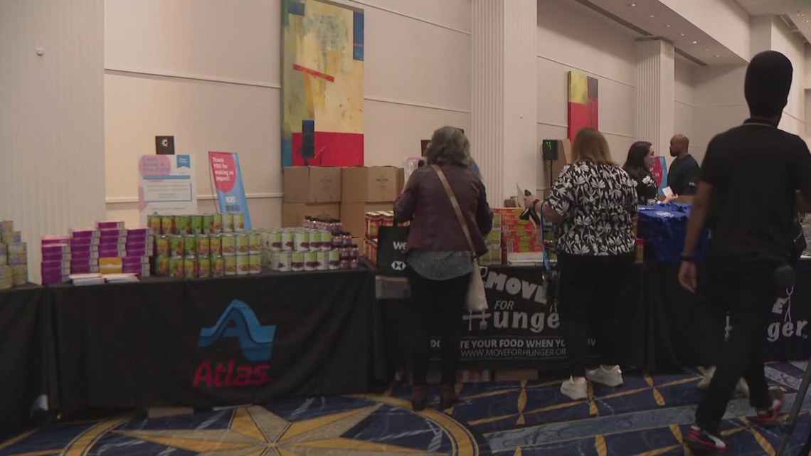 Conference attendees pack meal kits for Oxon Hill families [Video]