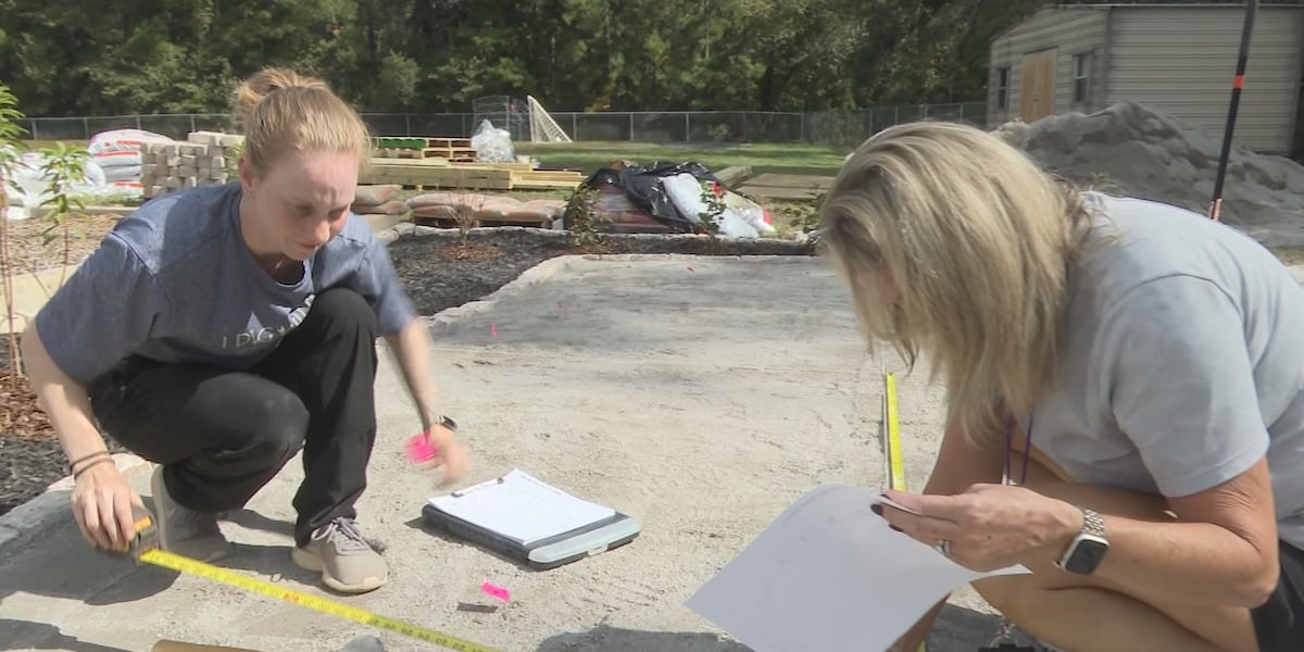 Parents and volunteers spend day building outdoor classroom at Swift School [Video]