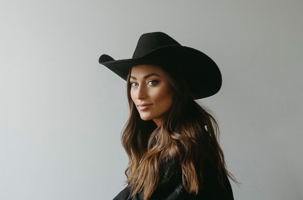 Hannah McFarland Signs with The Core Records and Capitol Music Group [Video]