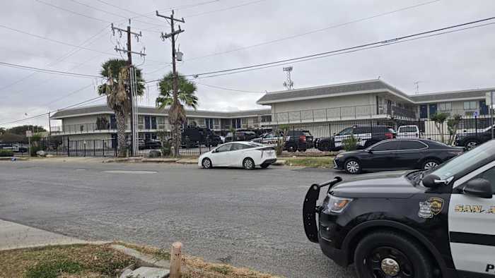 Guests at Northeast Side Motel 6 wake up to SWAT standoff [Video]