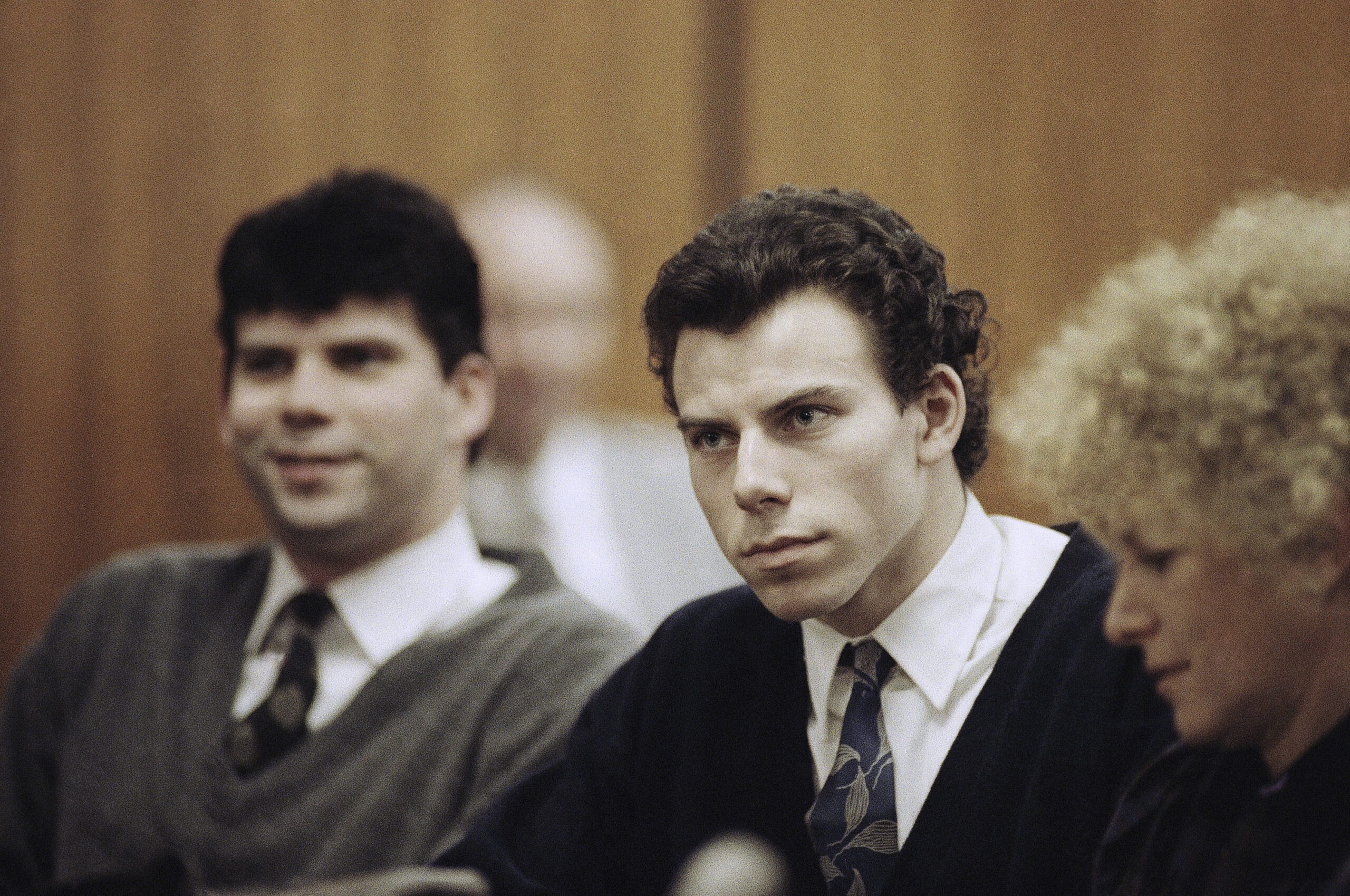 Prosecutors to recommend resentencing Erik and Lyle Menendez in 1989 killings of their parents [Video]