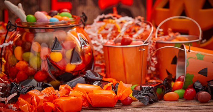 Halloween shrinkflation: How candy companies are adapting amid cocoa crunch – National [Video]