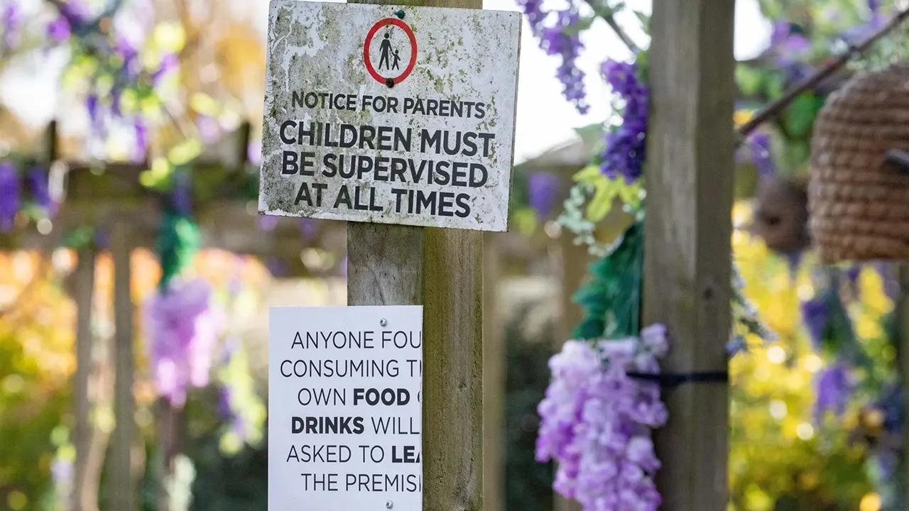 Warning signs at restaurant caution visitors about strict rules [Video]