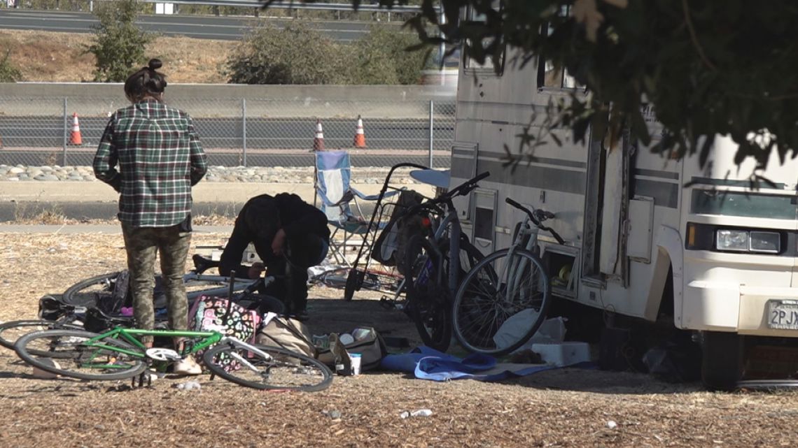 Sacramento restaurant fed up with homeless camp in area [Video]