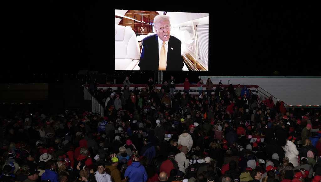 Trump leaves Michigan rallygoers waiting in the cold for hours to tape Joe Rogan podcast [Video]