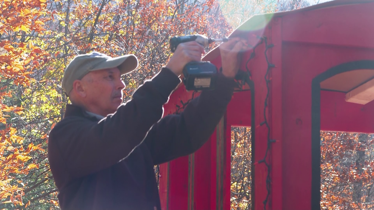 Participants get ready for Rutlands 63rd Halloween Parade [Video]