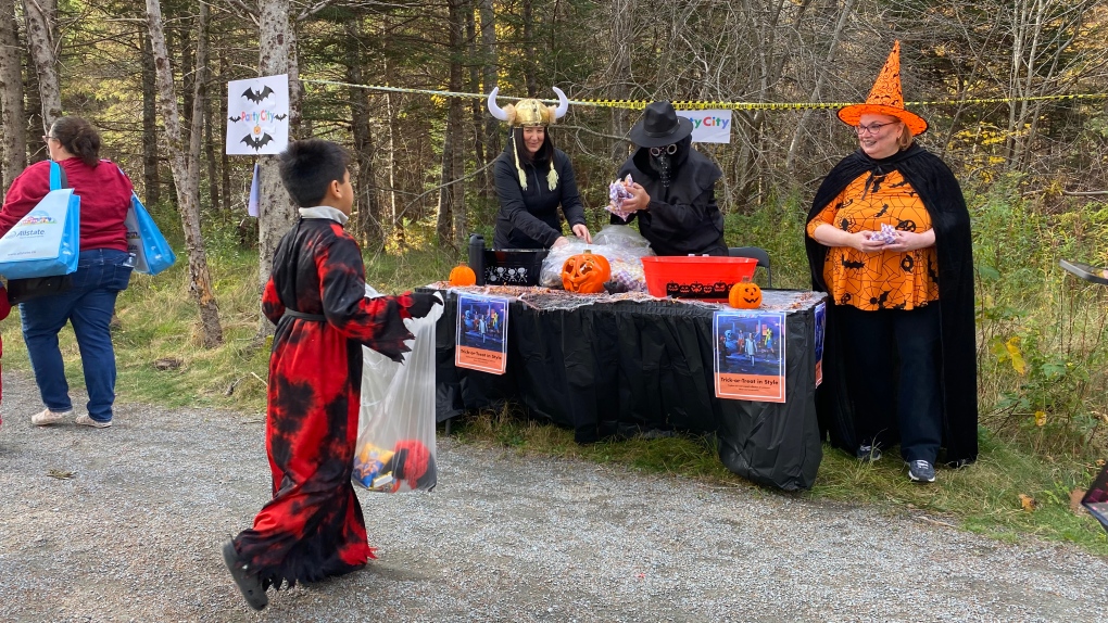 Trail trick-or-treat event in N.S. draws hundreds [Video]