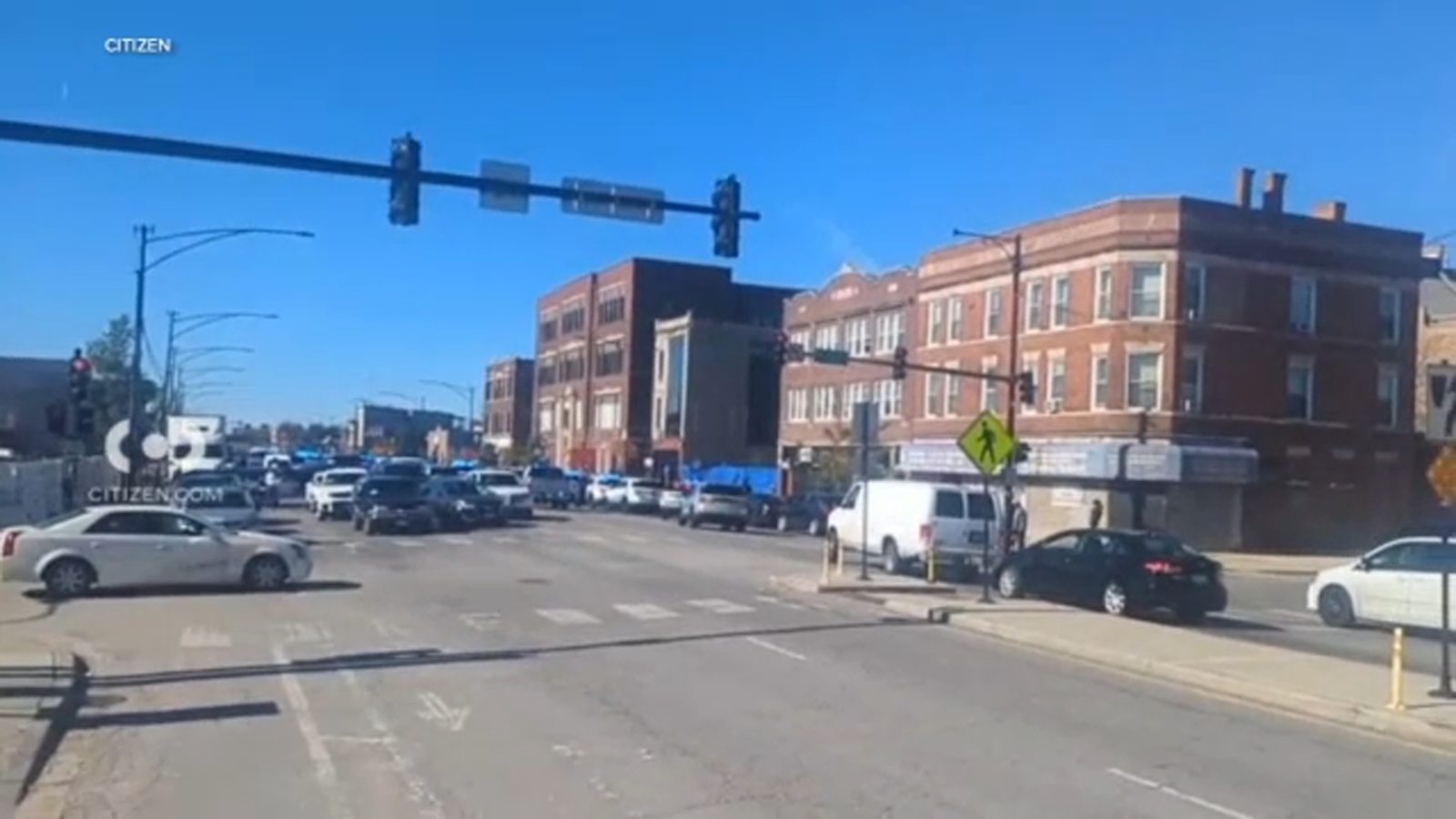 Video shows at least 1 Chicago police officer hurt responding to apparent large fight on West Madison Street in West Garfield Park [Video]