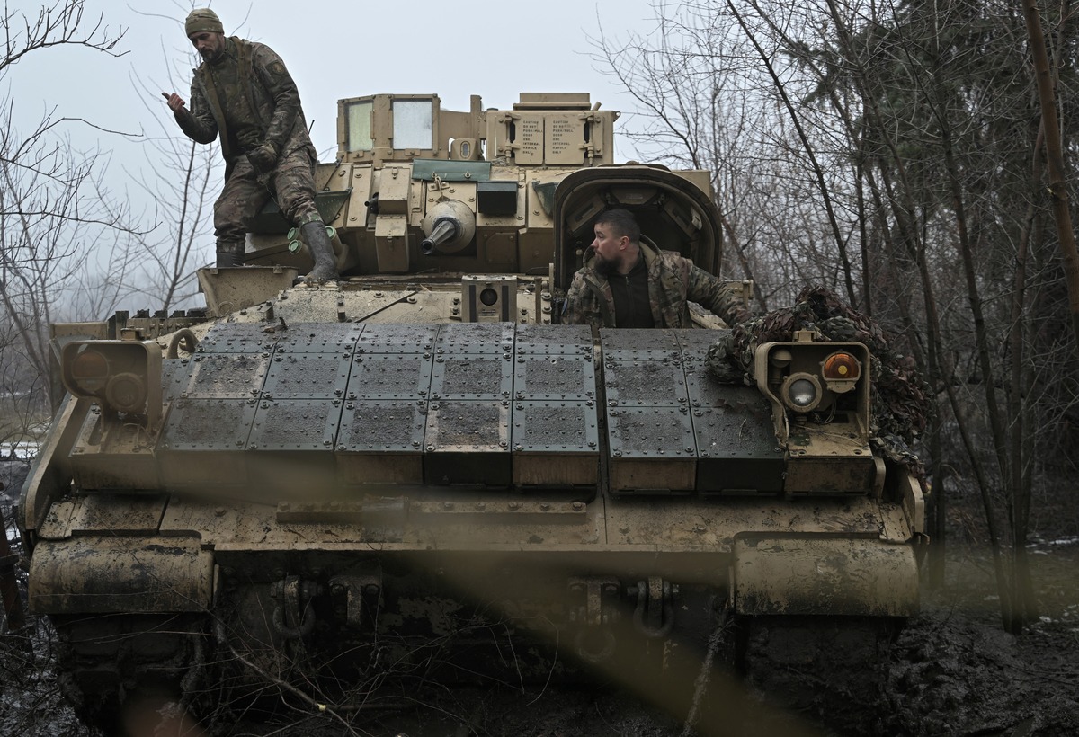 Kursk Videos Show Ukrainian Bradley, Abrams Engage Russian Tanks