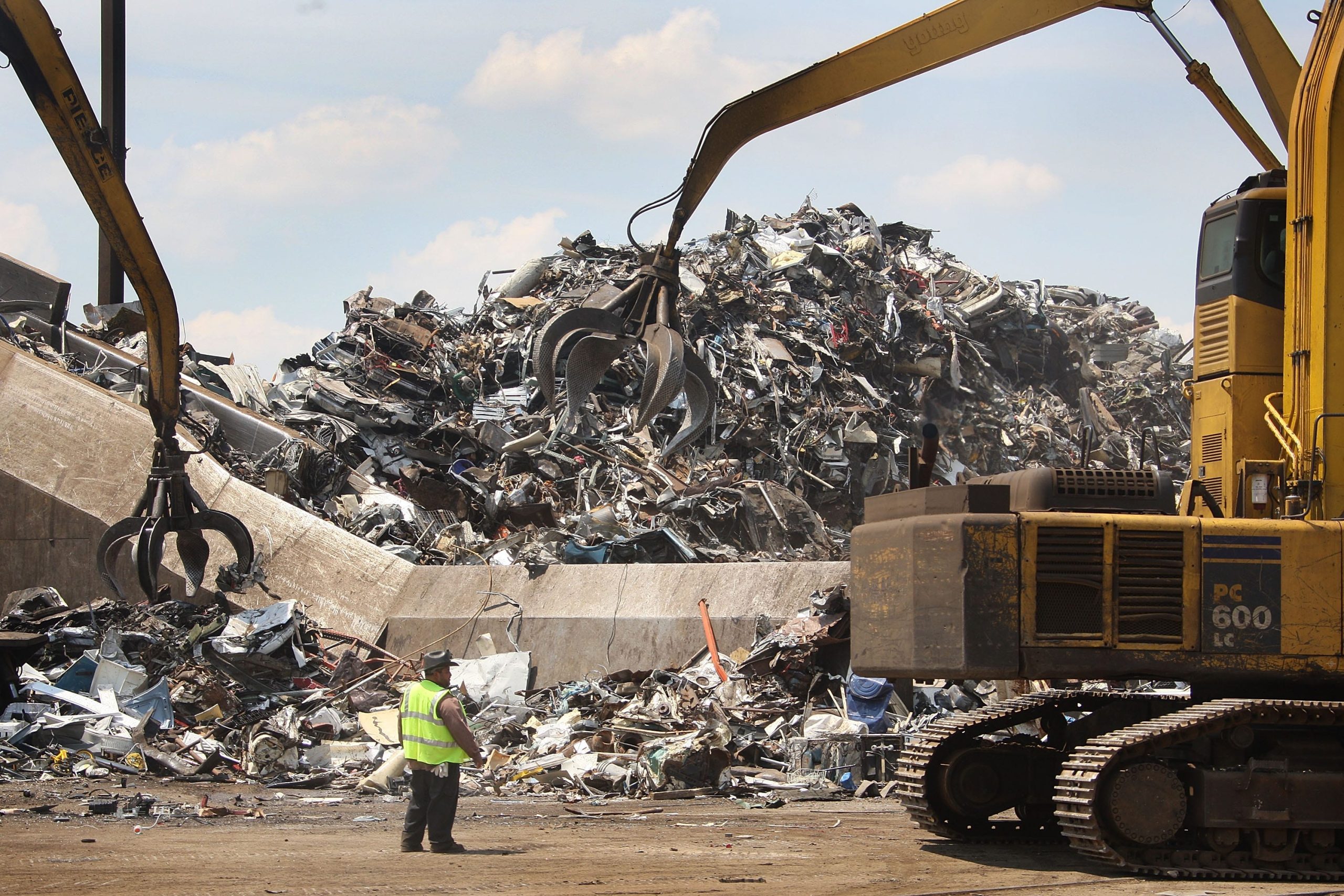 Activists call on Johnson to block Pilsen metal shredder [Video]