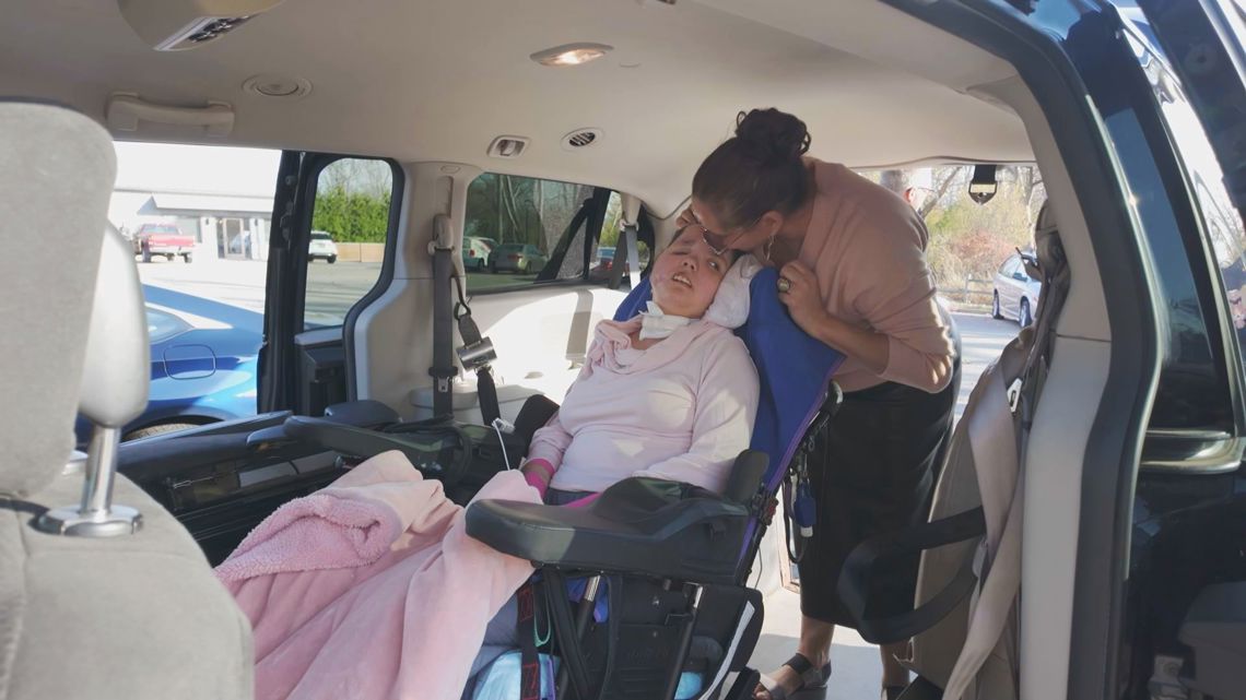 Mother of crash survivor gifted a new van as impact still felt 3 years later [Video]