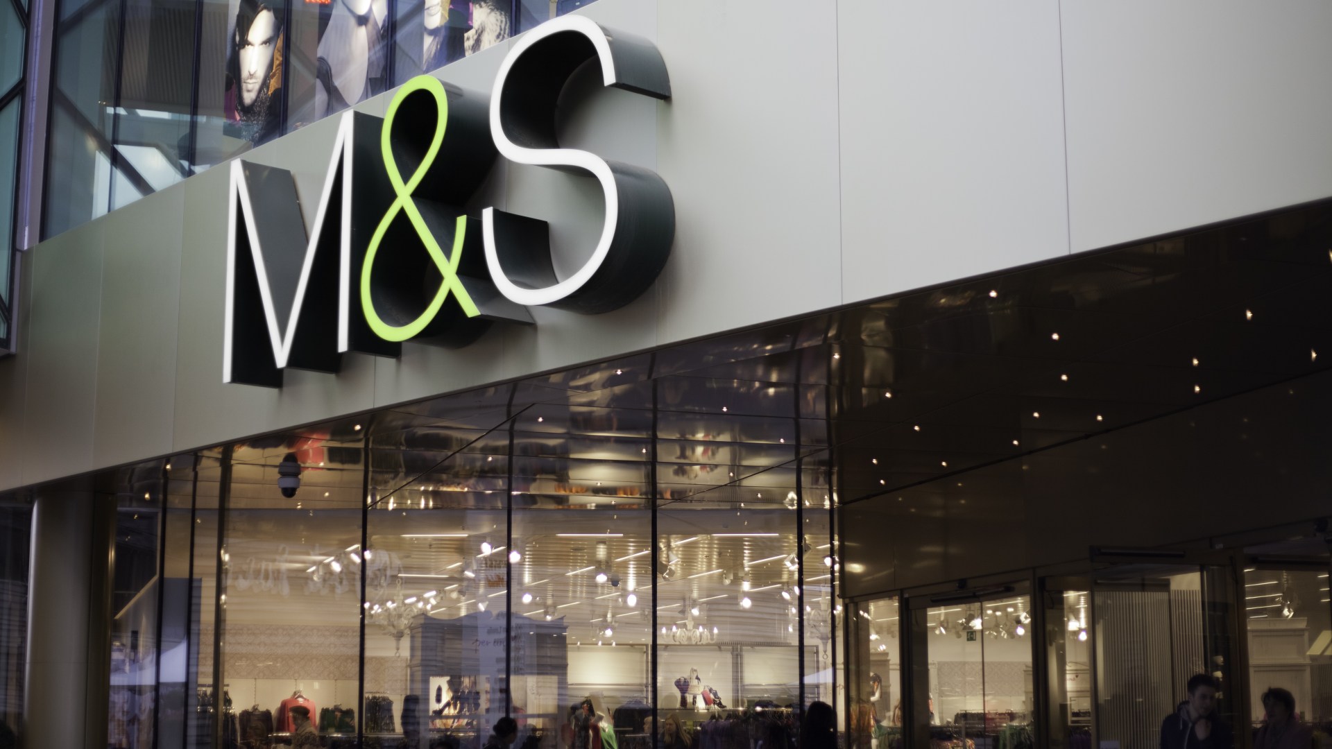 M&S issuenationwide recruitmentappeal in search for 210 new staff ahead busy Christmas season [Video]